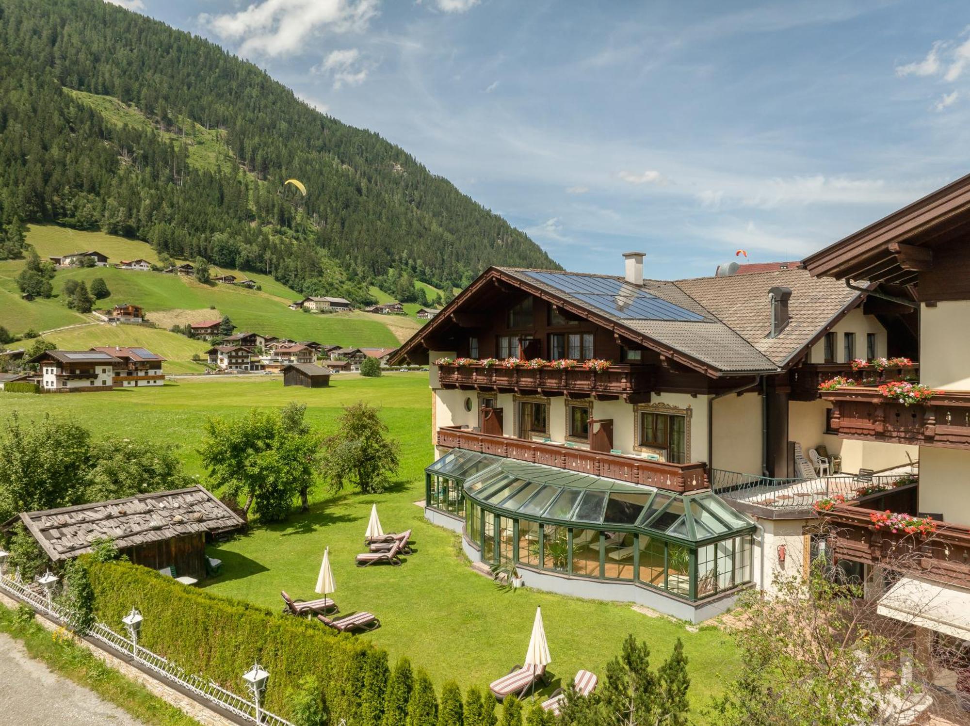 Hotel Berghof Нойштифт-им-Штубайталь Экстерьер фото