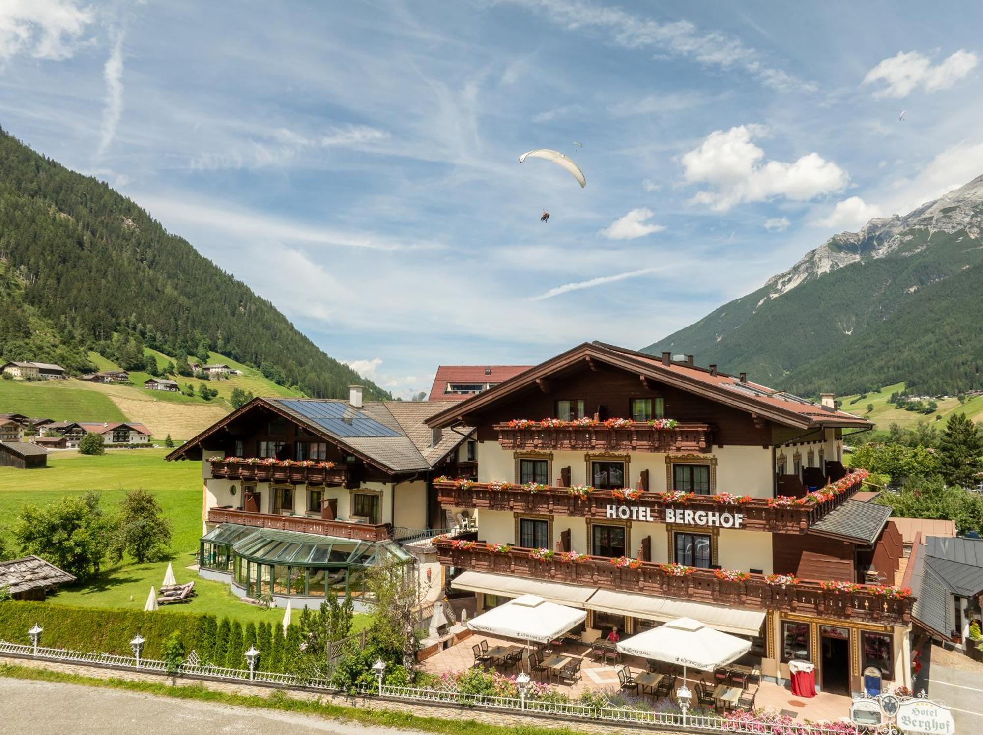 Hotel Berghof Нойштифт-им-Штубайталь Экстерьер фото